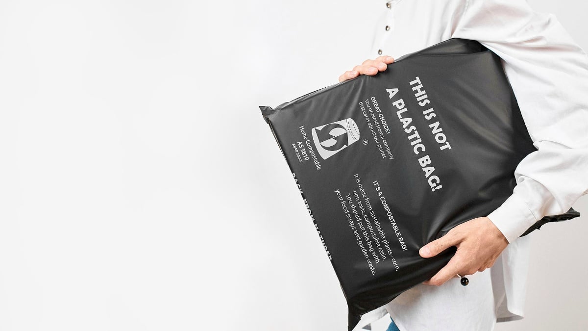 Immagine che mostra il packaging sostenibile utilizzato da Shenty per le sue spedizioni online