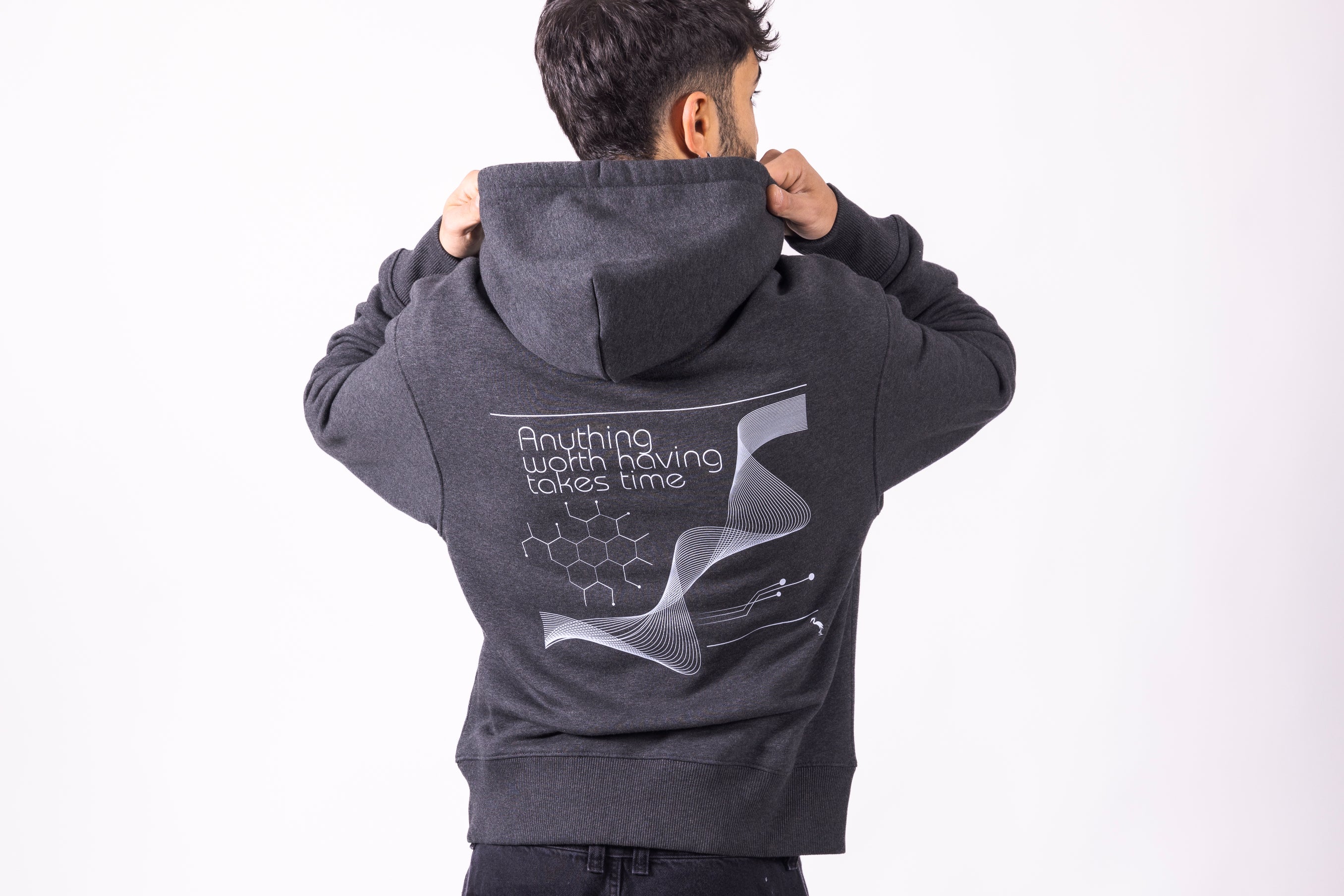 Vista posteriore della felpa con grafica ispirata al design svizzero, in cotone biologico.