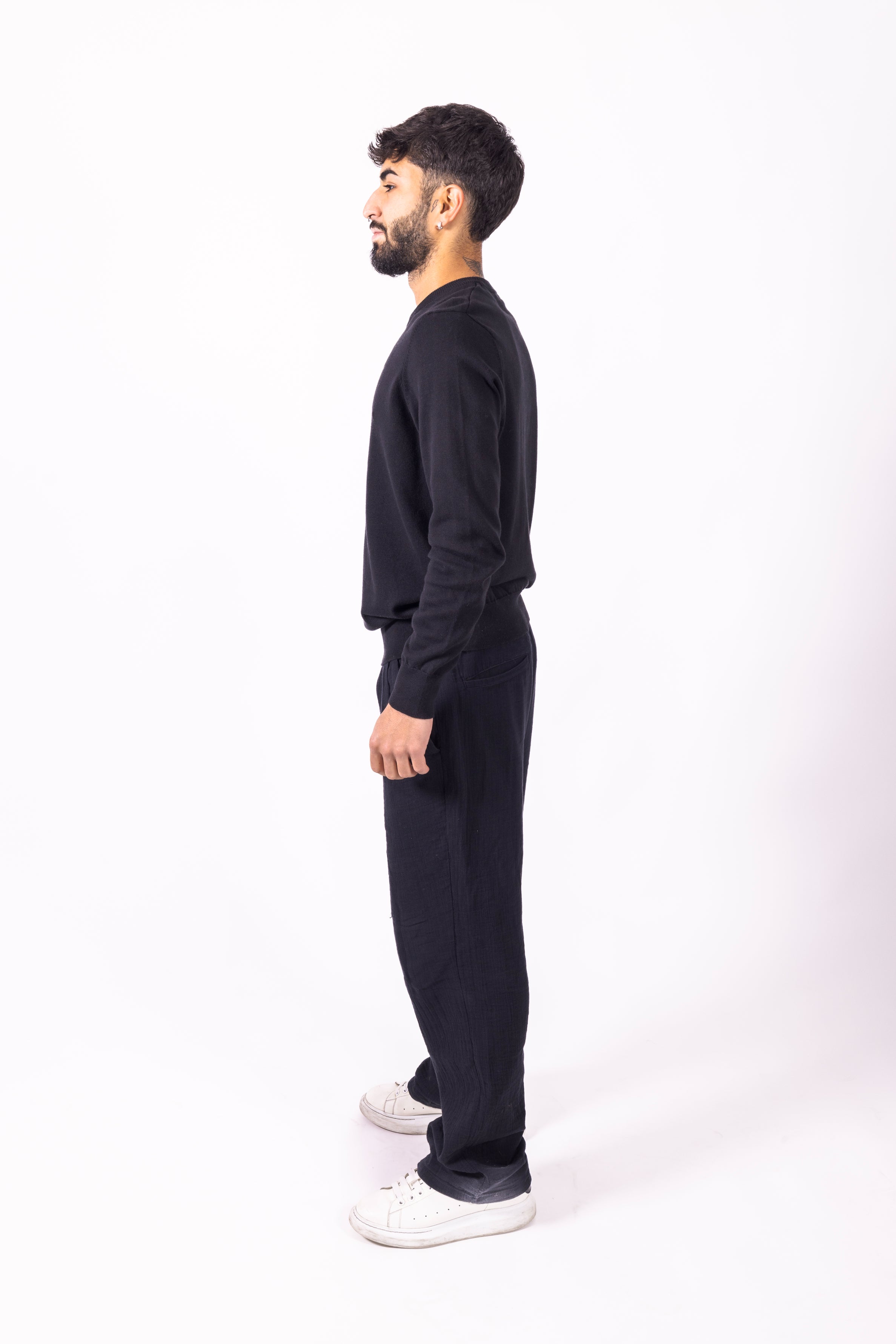 Pullover in 100% cotone biologico nero, vista laterale su modello