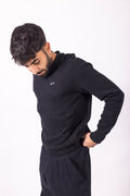 Pullover in 100% cotone biologico nero, indossato dal modello