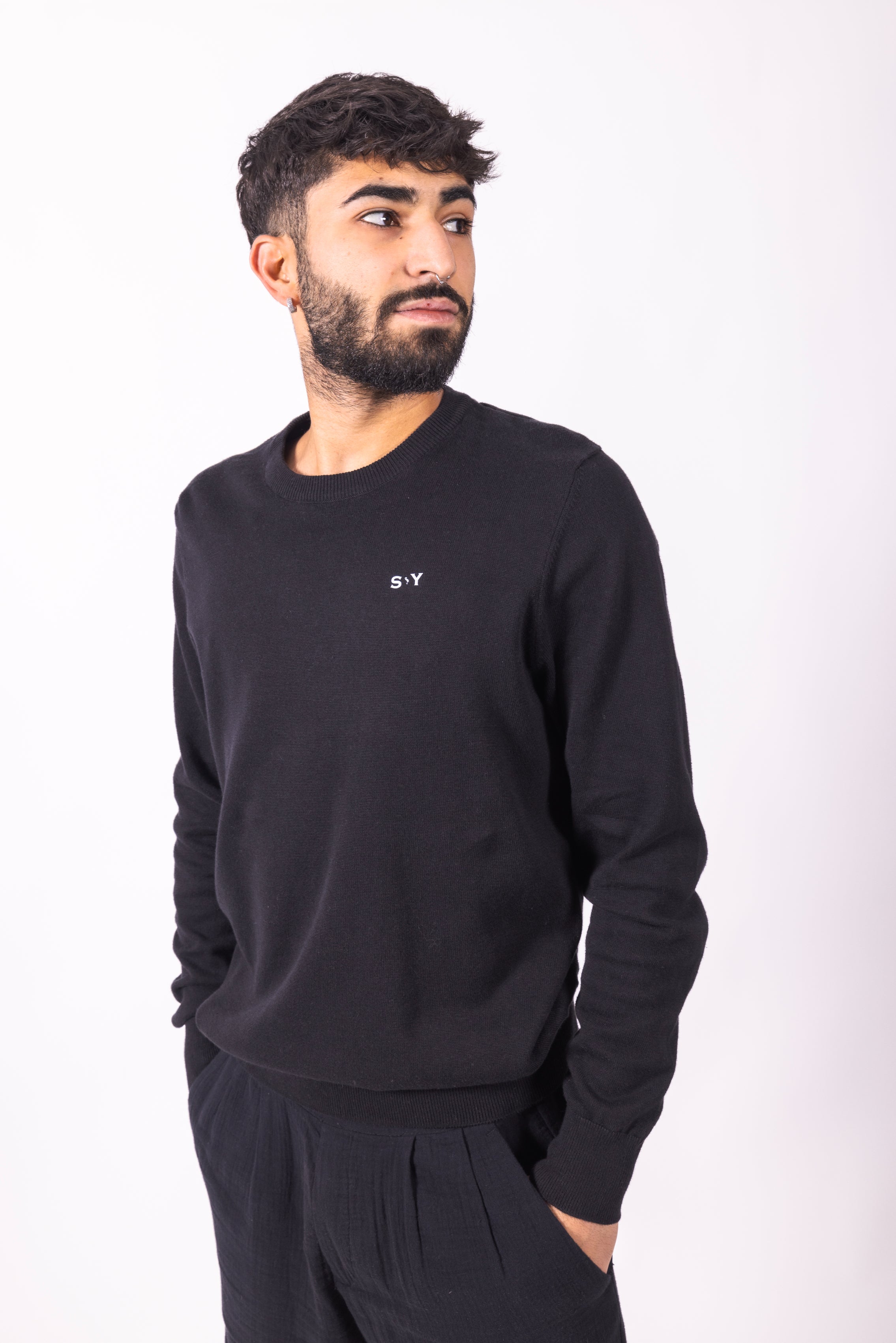 Pullover in 100% cotone biologico nero, vista frontale su modello.