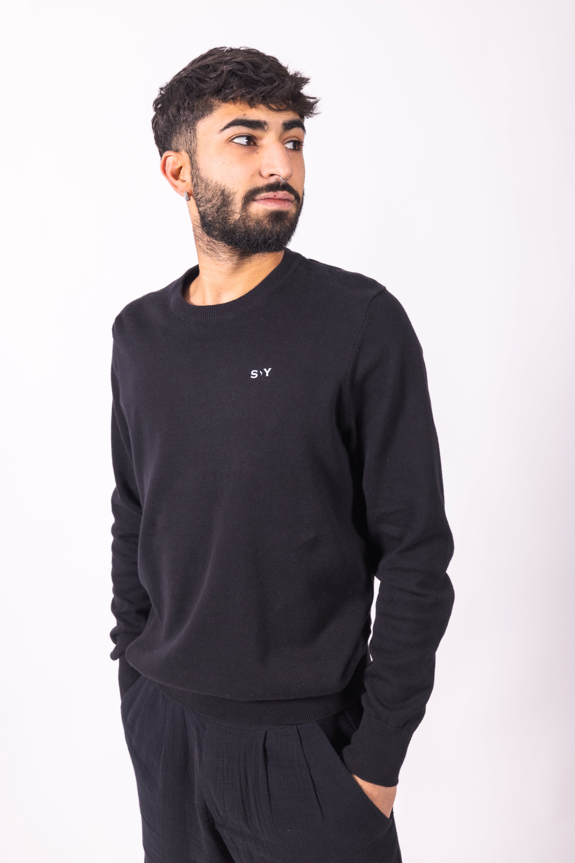 Pullover in 100% cotone biologico nero, vista frontale su modello.