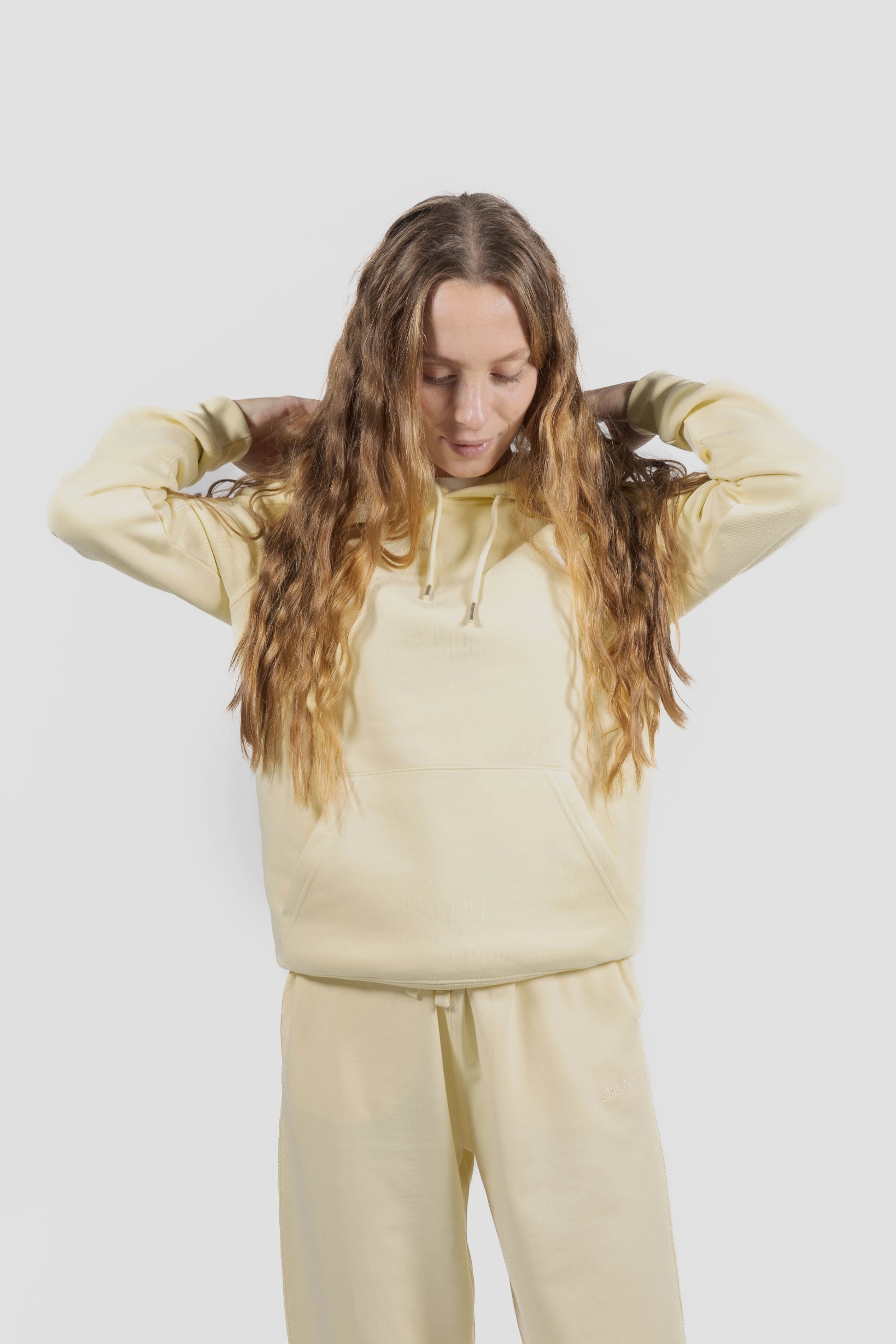 Sudadera con capucha y logo - Mantequilla